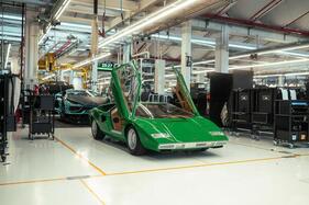 Lamborghini Countach der 70er-Jahre in der aktuellen Produktionsanlage (1974)