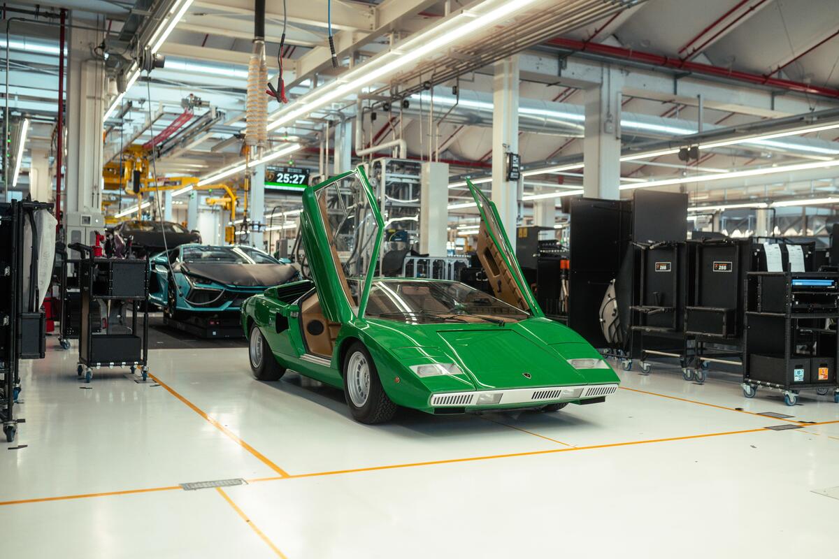 Lamborghini Countach der 70er-Jahre in der aktuellen Produktionsanlage