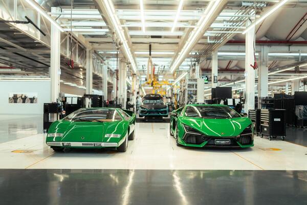 Bild: Lamborghini Countach der 70er-Jahre neben dem aktuellen Lamborghini Revuelto