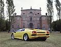 Bild: Lamborghini Diablo (1990) – Auf einem schlossartigen Anwesen