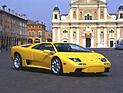 Bild: Lamborghini Diablo 6.0 VT (2000) – Vor der Kathedrale Santa Maria Assunta in Carpi