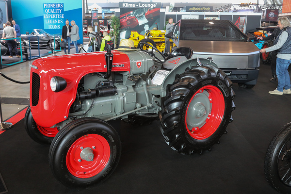 Lamborghini Diesel DL25 -Traktor auf dem Stand der Klima-Lounge - 24. Retro Classics Stuttgart 2025