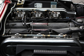 Lamborghini Espada (1970) - sechs Weber Horizontal-Doppelvergaser liefern Benzin und Luft für über 320 PS