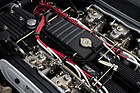 Bild: Lamborghini Espada (1972) – Der Motor ist mit seinen sechs Doppelvergasern und vier Nockenwellen ziemlich pflegebedürftig.