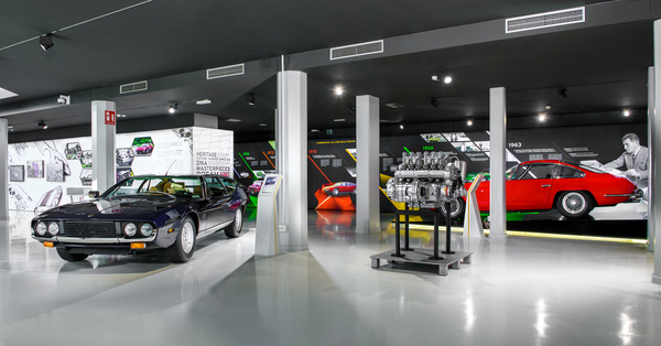 Bild: Lamborghini Espada und 350 GT mit Frontmotor - Lamborghini-Museum "Museo delle Tecnologie" (MudeTec)