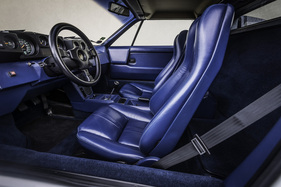 Lamborghini Jalpa (1982) – blaues Leder dominiert den Innenraum. Lamborghini Jalpa (1982) – blaues Leder dominiert den Innenraum.