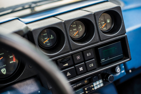 Lamborghini Jalpa (1985) - Zusatzinstrumente und Grossserienschalter in der Mittelkonsole