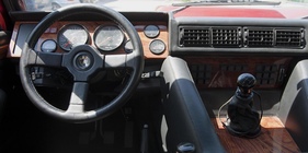 Lamborghini LM 002 ‘4x4’ (1991) - Interieur erinnert mehr an einen Sportwagen als an einen Geländewagen - verkauft an der Bonhams Versteigerung in Knokke-Le Zoute am 11. Oktober 2013 Lamborghini LM 002 ‘4x4’ (1991) - Interieur erinnert mehr an einen Sportwagen als an einen Geländewagen - verkauft an der Bonhams Versteigerung in Knokke-Le Zoute am 11. Oktober 2013