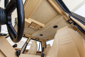 Lamborghini LM002 (1990) - Das Radio ist unter dem Dach verbaut