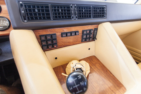 Lamborghini LM002 (1990) - In der Mitte die Bedienknöpfe für die Seilwinde