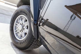 Lamborghini LM002 (1990) - Türscharniere aussen angeschlagen