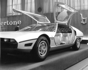 Lamborghini Marzal 2000 Bertone (1967) - die Flügeltüren geben guten Zugang zum Innere, die Verglasung ist mehr als grosszügig - Genfer Autosalon 1967