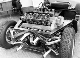 Lamborghini Miura P 400 (1966) - Blick auf Chassis und quereingebauten V12-Motor - Genfer Automobilsalon 1966