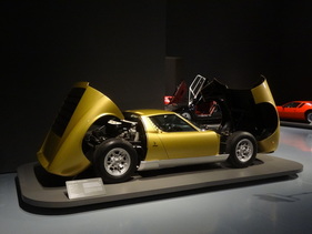 Lamborghini Miura P400 (1968) - in der Ausstellung "PS:. Ich liebe Dich. Sportwagen-Design der 1950er - 1970er Jahre"
