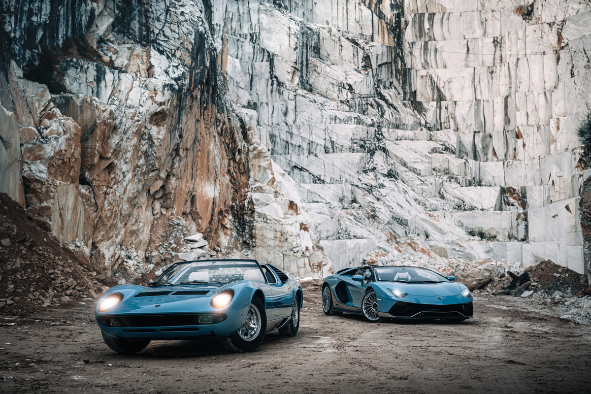 Lamborghini Miura P400 Roadster (1968) - zusammen mit dem Einzelstück Lamborghini Aventador LP 780-4 Ultimae des Jahres 2022