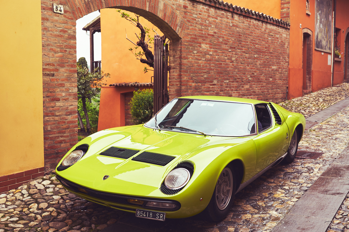 Lamborghini Miura P400 S (1968) - Legendary V12 bull