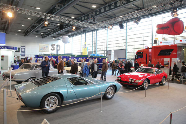 Bild: Lamborghini Miura P400 S (1970) - 370 PS mobilisierte der 3929 cm3 grosse V12-Motor, beim Daytona waren es nur 352 PS aus 4390 cm3 - Sonderschau "Rivalen" an der Bremen Classic Motorshow 2020