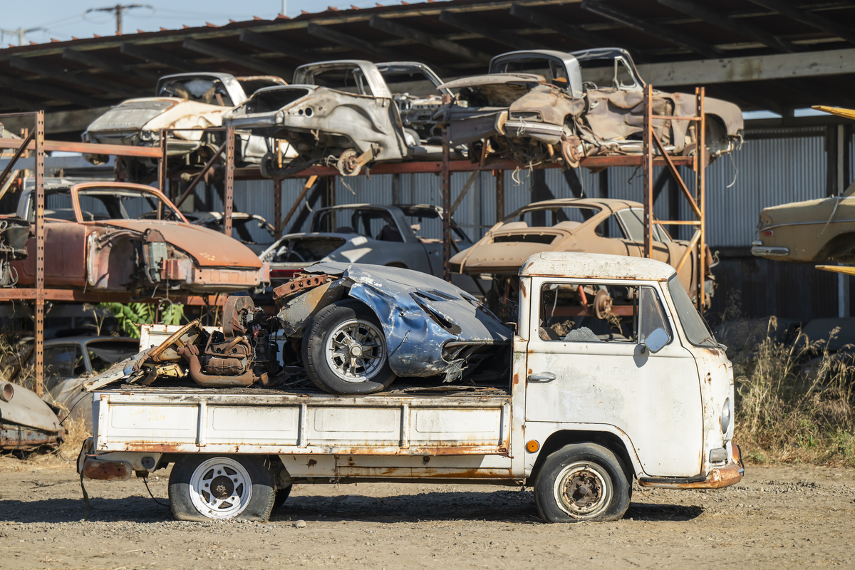 Lamborghini Miura P400 S (Front Clip Only) with 1969 Volkswagen Type 2 Single-Cab Pickup (1968) - als Lot 272 an der RM/Sotheby’s "The Junkyard - The Rudi Klein Collection" Versteigerung 2024
