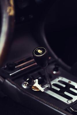 Lamborghini Miura S (1970) - Bull on the gear knob