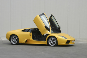 Lamborghini Murciélago (2001) - Für den leichteren Einstieg wurden die Seitenschwellen im Vergleich zum Diablo um 2.5 cm abgesenkt