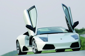 Lamborghini Murciélago LP 640 (2006) - Die Fahrwerkhöhe konnte mit einem Knopf im Cockpit um 45 Millimeter angehoben werden