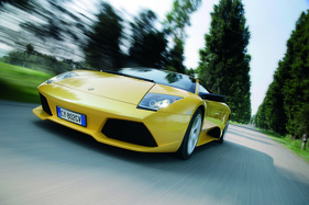 Lamborghini Murciélago LP 640 (2006) - Die langen Aussenspiegel erlaubten den Blick nach hinten auch, wenn die Lüftungsklappen hinter der Fahrertüre ausgefahren waren