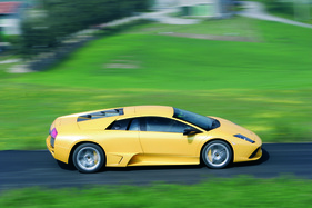 Lamborghini Murciélago LP 640 (2006) - Rechts ein anderer Lufteinlass im Schweller als links - die Form folgt der Funktion