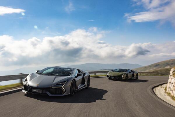 Image: Lamborghini Revuelto (2023) - the new hybrid sports car with V12 engine from Sant'Agata