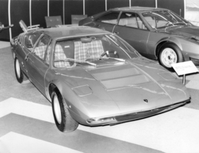 Lamborghini Urraco (1971) - mit quergestelltem V8-Mittelmotor steigt Lamborghini am Genfer Autosalon 1971 in den Markt der kleineren Luxussportwagen ein