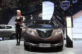Bild Lanca Ypsilon "Elle" (2014) - am Genfer Automobilsalon zusammen mit der damals amtierenden Miss Schweiz