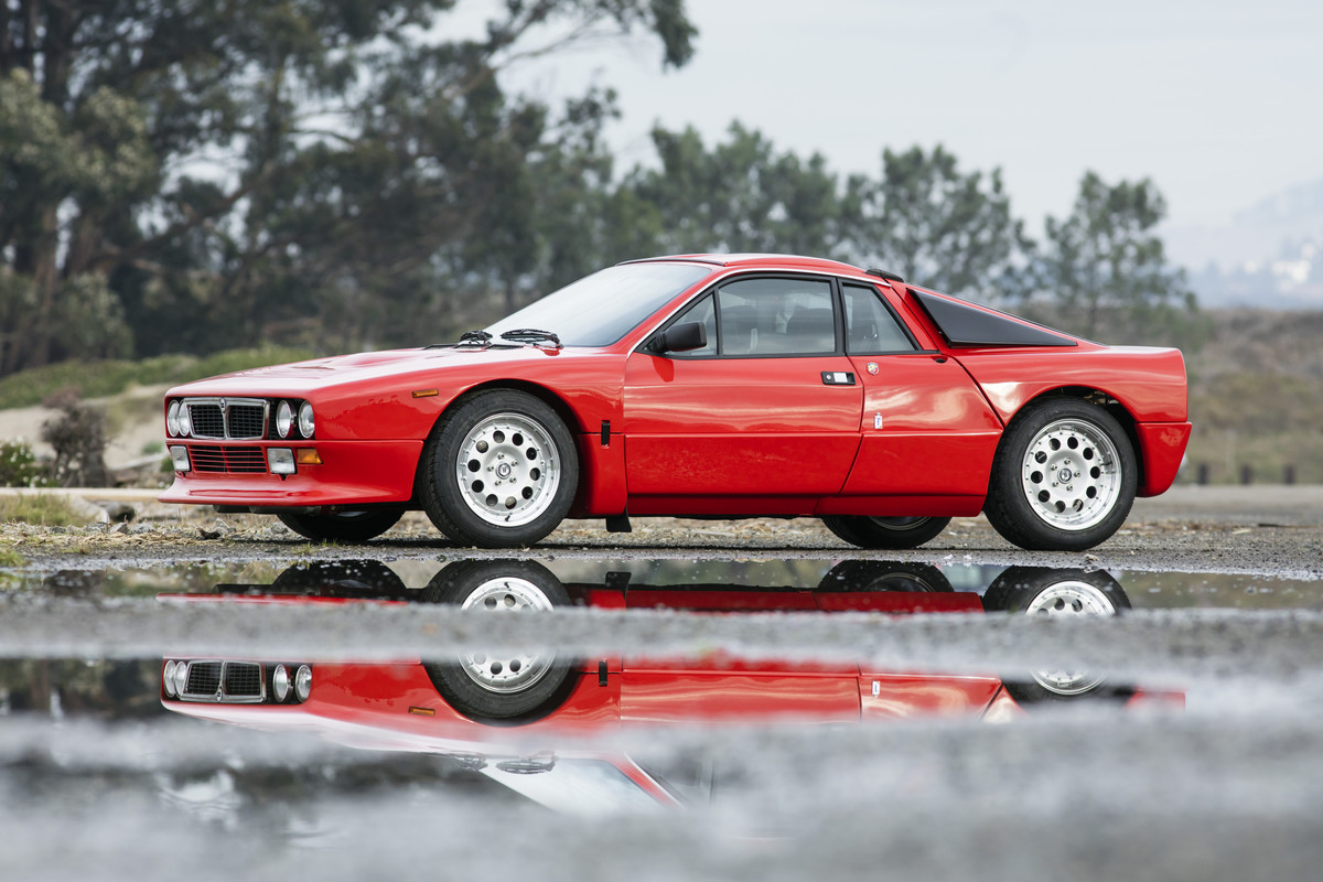 Lancia 037 Rally (1982) - Kunststoffkarosserie über Passagierzelle und Rohrrahmen