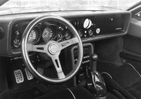 Lancia 037 Rally (1983) - Lenkrad und Armaturenbrett der Strassenversion