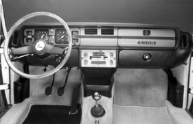 Lancia 2000 (1972) - das Armaturenbrett der Oberklassen-Limousine zeigt viel Holz