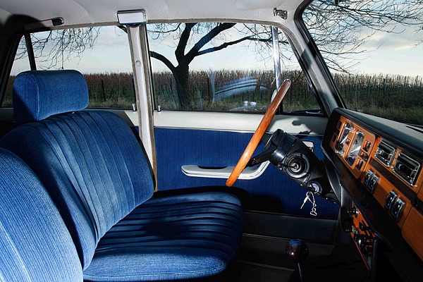 Lancia 2000 (1972) - kontrastierende Velourspolster