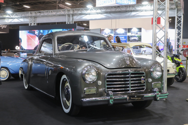 Lancia Aprilia Monviso (1948) - amerikanisch wirkendes Design von Michelotti, sieht fast aus wie ein Studebaker Champion, bei Ruote da Sogno - Rétromobile Paris 2024