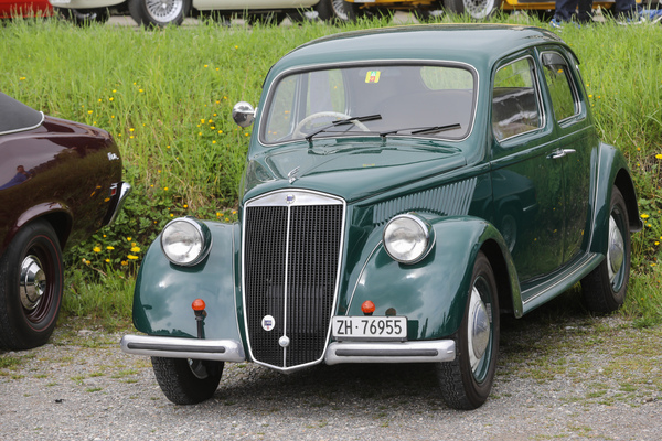 Lancia Ardea (1950) - V4 Motor mit engem Winkel, 903ccm, 30 PS, obenliegende Nockenwelle, 5 Gänge, selbsttragende Karosserie, vorne Einzelradaufhängung mit einer besonderen Feder- und Dämpferkonstruktion, gegenläufig öffnende Türen - Albisgütli Classic Cars & Bikes April 2023