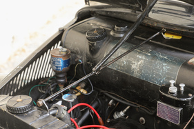 Lancia Ardea 4. Serie (1952) - Ein automatischer Mechanismus hält die geöffnete Motorhaube