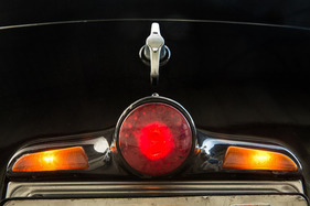 Lancia Ardea 4. Serie (1952) - Marken- und Typenschriftzug als Teil der Lichtsignalanlage