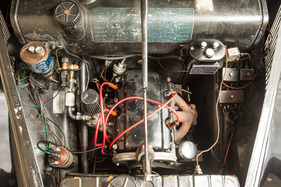 Lancia Ardea 4. Serie (1952) - der Tank liegt gleich hinter dem Motor und etwas höher, das Benzin findet von selbst den Weg zum Vergaser