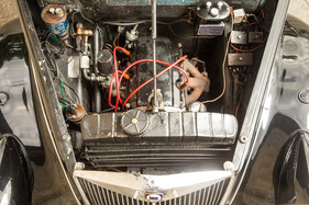 Lancia Ardea 4. Serie (1952) - der längs eingebaute Motor baut dank V4-Layout sehr kurz