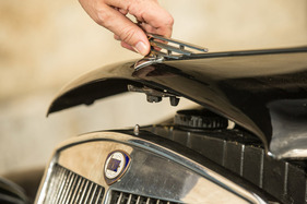 Lancia Ardea 4. Serie (1952) - ein Handgriff und die Haube ist offen