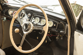 Lancia Ardea 4. Serie (1952) - vollständiges Cockpit mit grossem Lenkrad