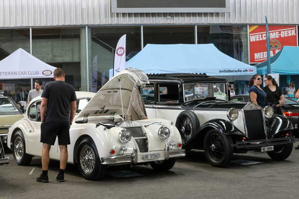 Lancia Astura (1933) - neben einem Jaguar XK150 Coupé (links) - Old Wheels Biel-Bienne 2025
