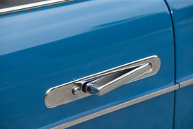 Lancia Aurelia 2000 B52 Vignale Coupé (1952) - zum Öffnen klappt man den Türgriff via Knopfdruck heraus