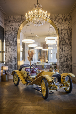 Bild: Lancia Beta 20 HP von 1911 in der Lobby des Anantara Palazzo Naiadi Roma - Anantara Concorso Roma 2025