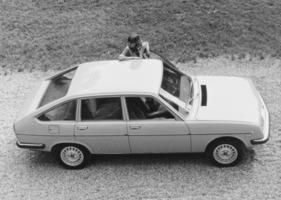 Lancia Beta Berlina 2000 (1976) – 2. Serie mit begradigtem hinteren Seitenfenster und seitlicher Schutzleiste (1976)