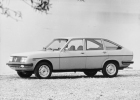 Lancia Beta Berlina 2000 (1976) – 2. Serie mit rechteckigen Scheinwerfern und neuem Kühlergrill