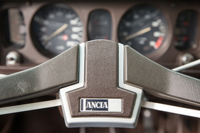 Lancia Beta HPE 1600 (1976) - Markenschriftzug auf der Lenkradnabe