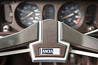 Lancia Beta HPE 1600 (1976) - Markenschriftzug auf der Lenkradnabe