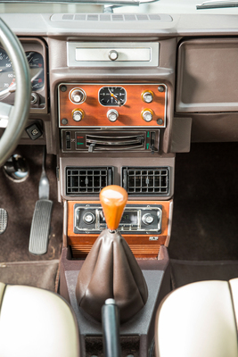 Lancia Beta HPE 1600 (1976) - Mittelkonsole mit etwas Holz